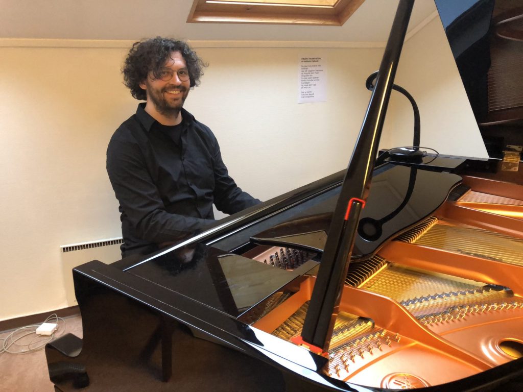 Torgeir Koppang er skolens akkompagnatør og pianist