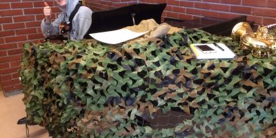 Magnus ved et godt kamuflert flygel