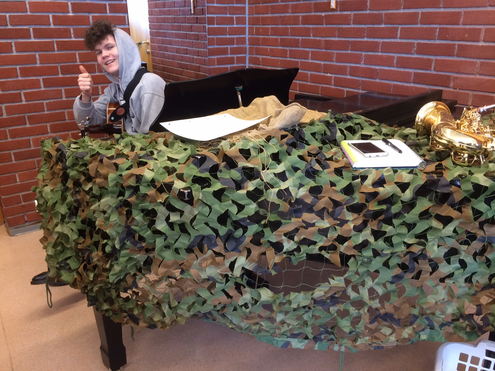 Magnus ved et godt kamuflert flygel