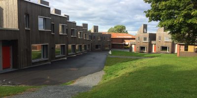 Arkitekttegnede internabygg på Toneheim folkehøgskole