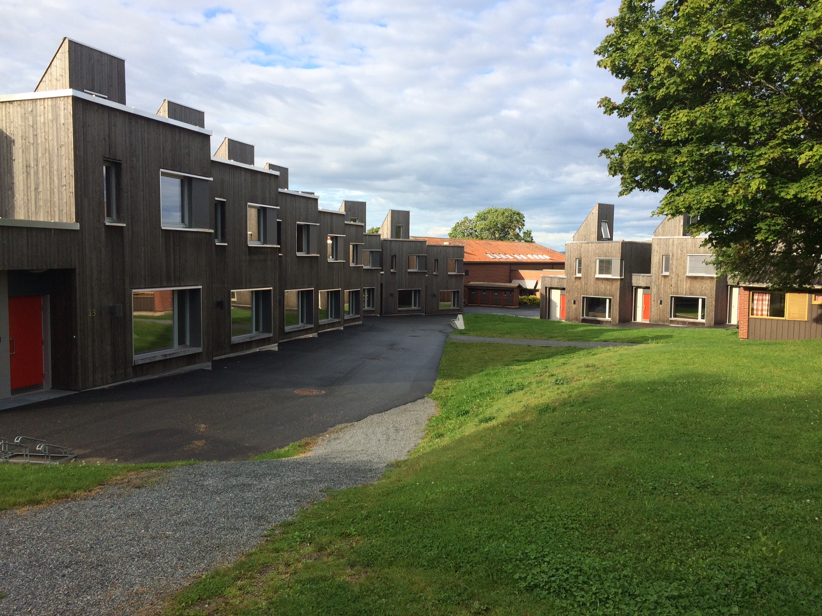 Arkitekttegnede internabygg på Toneheim folkehøgskole