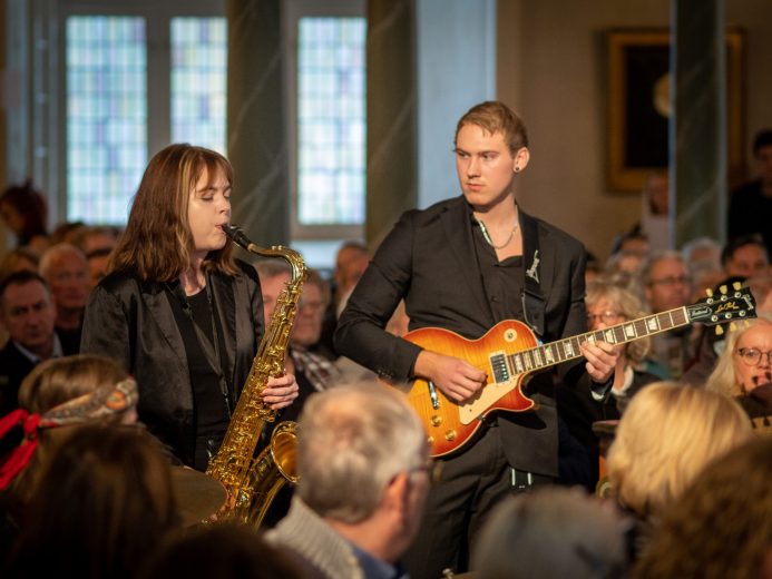 illustrasjonsbilde av et jazzensemble som spiller på en av toneheim folkehøgskole sine konserter