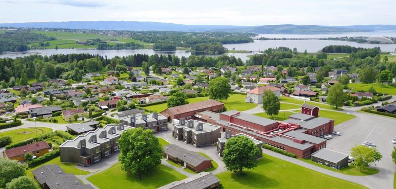 dronebilde av musikk folkehøgskolen toneheim